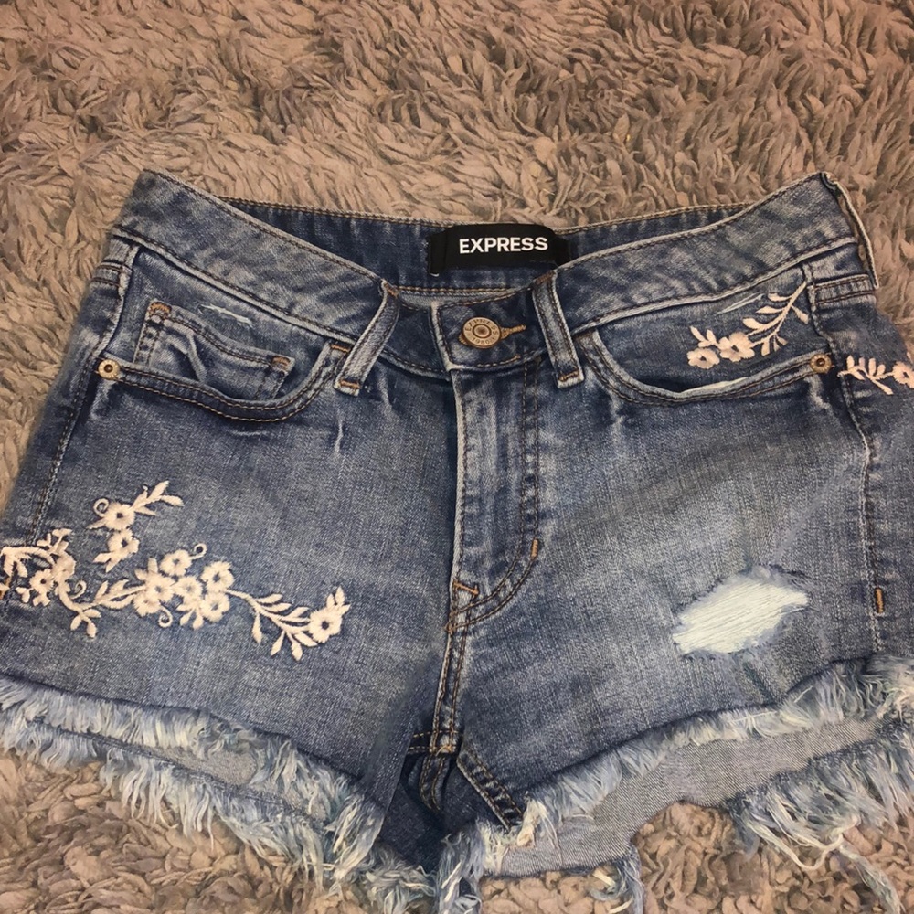 Jean shorts with floral pattern *!never worn!*